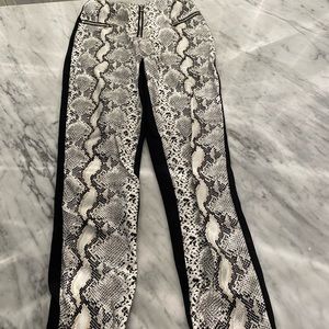 Snakeskin legging